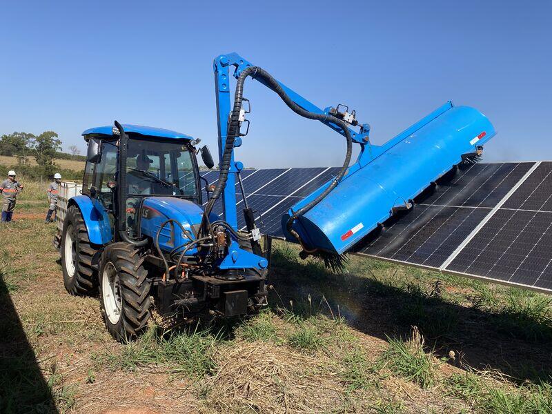 Automação embarcada em trator para limpeza de módulos fotovoltaicos